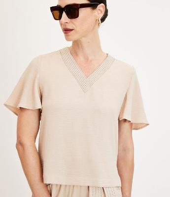Blusa Manga Curta Texturizada com Costura Aparente na Gola V