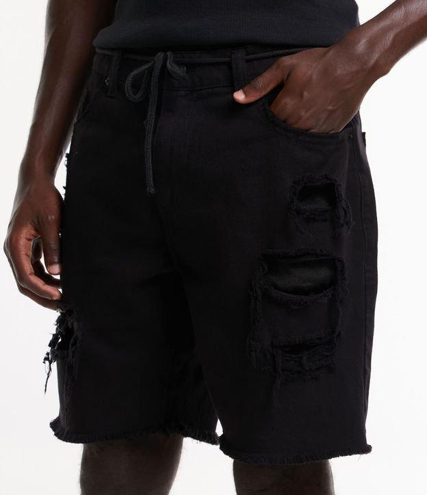 Bermuda Slim em Sarja com Rasgos Puídos e Barra Desfiada - 1