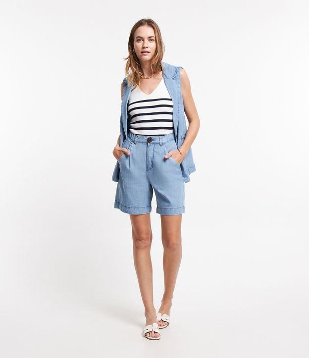 Bermuda Alongada Jeans com Elástico no Cós e Abotoamento Frontal - 2