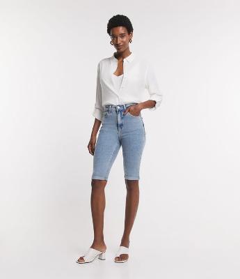 Bermuda em Jeans com Bolsos e Barra Dobrada