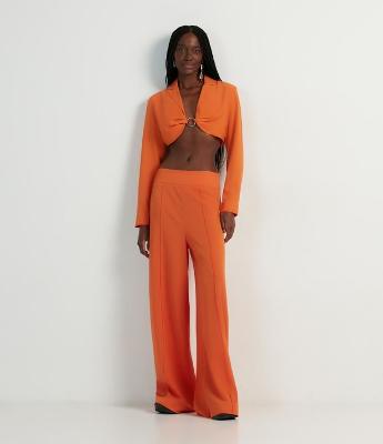 Blusa Cropped em Crepe com Argola na Abertura e Franzidos nas Costas