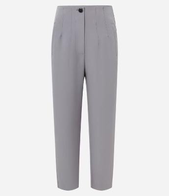 Calça Cenoura Alfaiatada com Botão Decorado no Cós