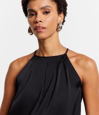 Blusa sem Manga em Tecido Acetinado com Pregas na Gola