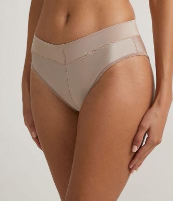 Calcinha Alta em Microfibra com Cós em V e Cava Alta DeMillus