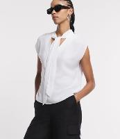 Blusa Sem Manga em Chiffon com Gola Laço e Decote V - 1