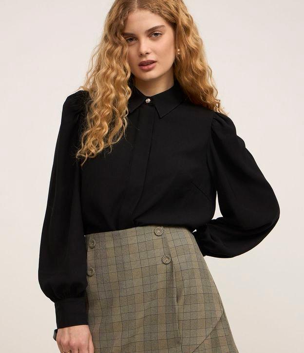 Camisa em Crepe com Botão Diferenciado e Manga Bufante - 4