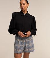 Camisa em Crepe com Botão Diferenciado e Manga Bufante - 3