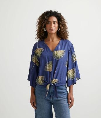 Blusa Manga 3/4 em Viscose com Decote V e Estampa de Folhagem