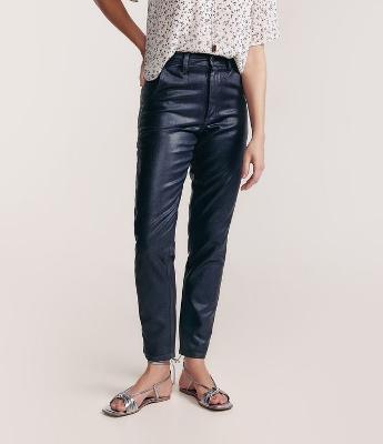 Calça Mom Jeans Resinado com Efeito Metalizado