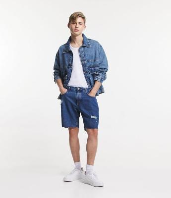 Bermuda Slim Jeans com Puídos e Barra a Fio