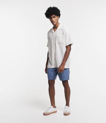 Bermuda Regular em Sarja Texturizada com Cós Elástico e Bolsos Laterais