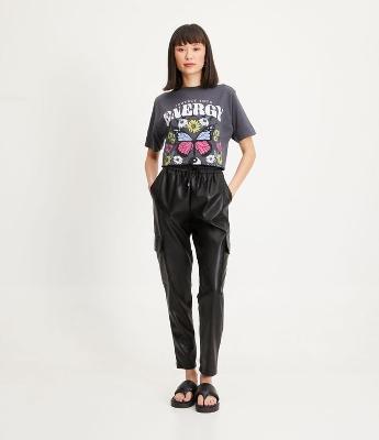 Calça Jogger em Pu com Bolsos Cargo