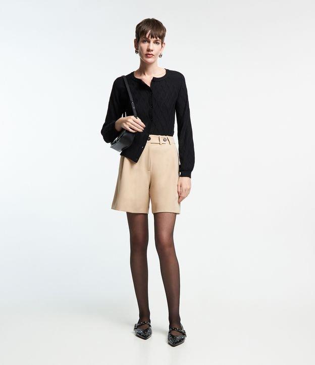 Bermuda Alfaiatada com Pregas e Fechamento Transpassado - 1