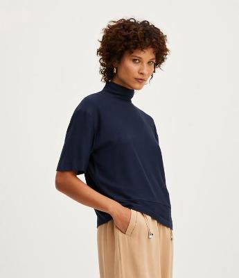 Blusa em Viscose com Golinha Alta e Barra Larga