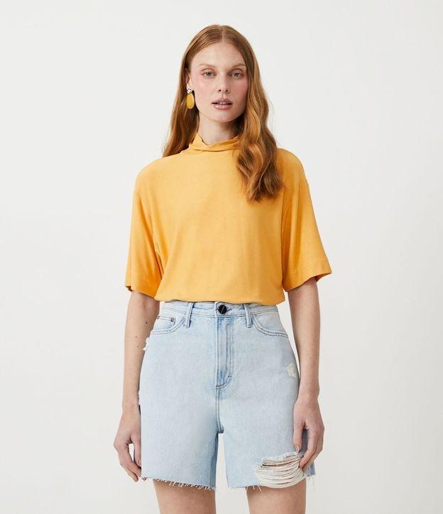 Blusa em Viscose com Golinha Alta e Barra Larga - 1