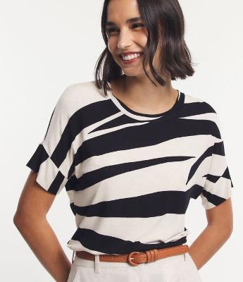 Blusa em Viscose com Recorte na Manga e Estampa Abstrata