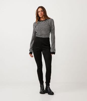 Calça Legging em Material Sintético com Recortes Verticais