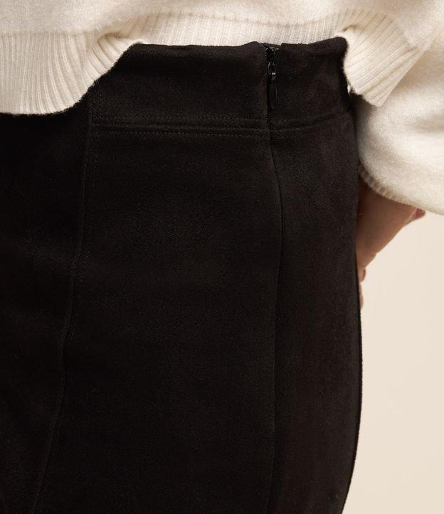 Calça Legging em Material Sintético com Recortes Verticais - 3