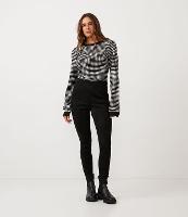 Calça Legging em Material Sintético com Recortes Verticais - 1