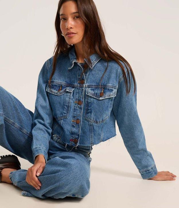 Jaqueta Cropped Jeans com Bolsos e Barra Corte a Fio - 2