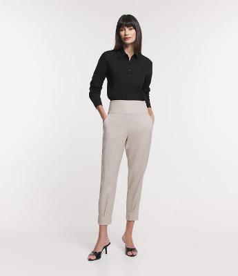 Calça Cenoura em Linho com Pala Larga no Cós