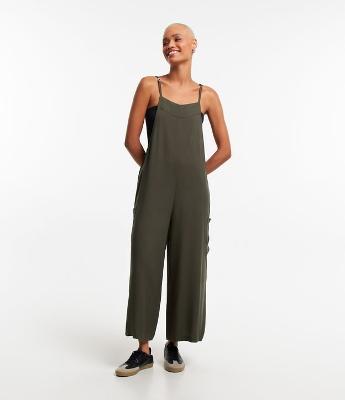 Macacão em Viscose com Bolso Cargo e Alcinha com Regulador