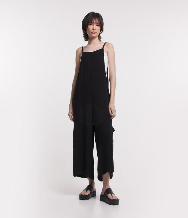 Macacão em Viscose com Bolso Cargo e Alcinha com Regulador - 1