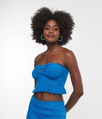 Blusa Cropped em Tricô com Argola no Busto e Babado na Barra