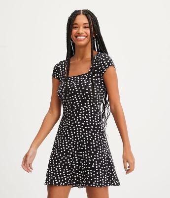 Vestido Curto em Viscose com Manga Curta e Estampa Poá