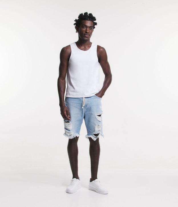 Bermuda Slim Jeans com Rasgos Destroyed e Barra Desfiada - 1