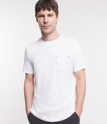 Camiseta Regular Texturizada com Bolso e Costura Contrastante