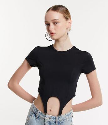 Blusa Cropped em Meia Malha com Bainha Assimétrica e com Fivela
