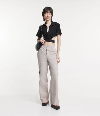 Calça Wide Leg em Sarja com Cintura Baixa e Bolso Cargo