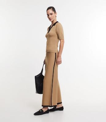 Calça Wide Leg em Tricô com Ribana no Cós e Contraste na Bara