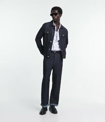 Calça Loose Jeans Resinado com Costura Contrastante e Barra Dobrada