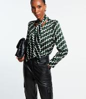 Blusa em Tecido Acetinado com Amarração na Gola e Estampa Geometrica - 1