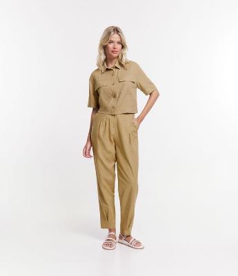 Calça Cenoura em Sarja com Pregas Frontais