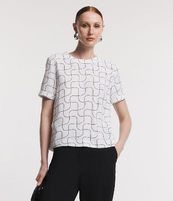 Blusa Manga Curta com Textura Airflow e Estampa Geométrica