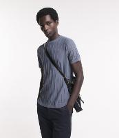 Camiseta Slim em Tricô com Relevos Verticais - 1