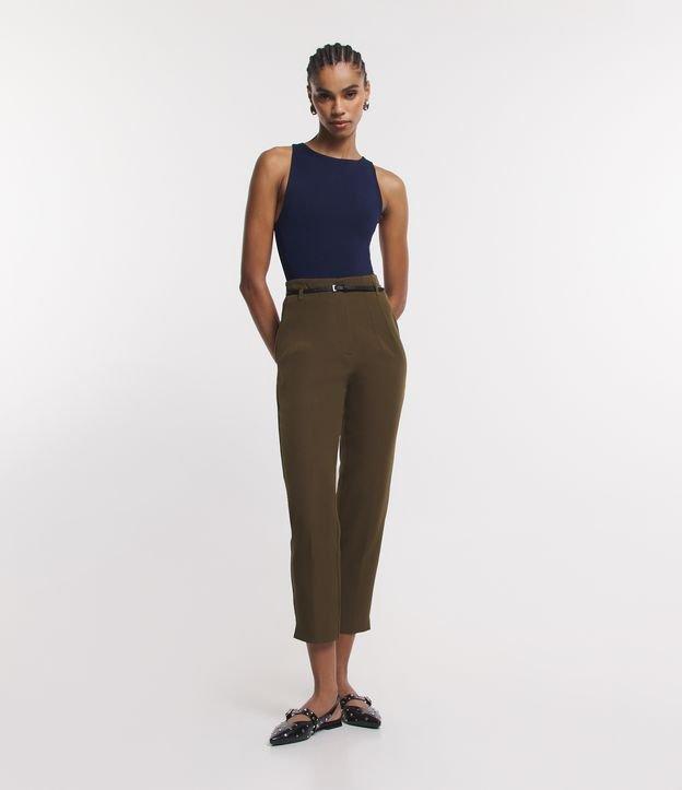 Calça Cenoura Alfaiatada com Cintinho em Material Sintético - 1