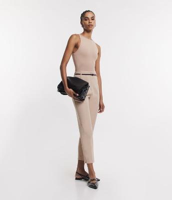 Calça Cenoura Alfaiatada com Cintinho em Material Sintético