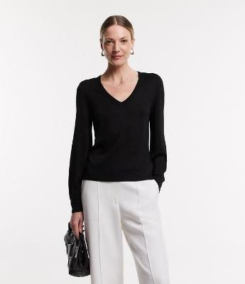 Blusa em Viscose com Decote V e Superfície com Fio Metalizado