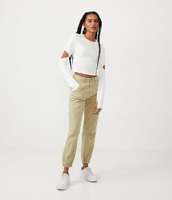 Calça Jogger Cintura Alta em Sarja com Bolsos