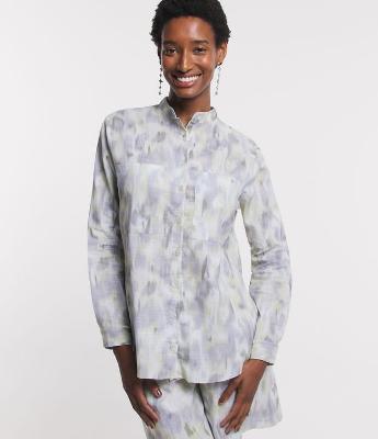 Camisa em Tricoline com Gola Padre e Estampa Abstrata