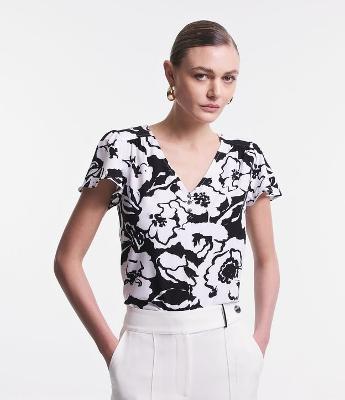 Blusa Manga Curta em Crepe com Prega na Cava e Flores Estampadas