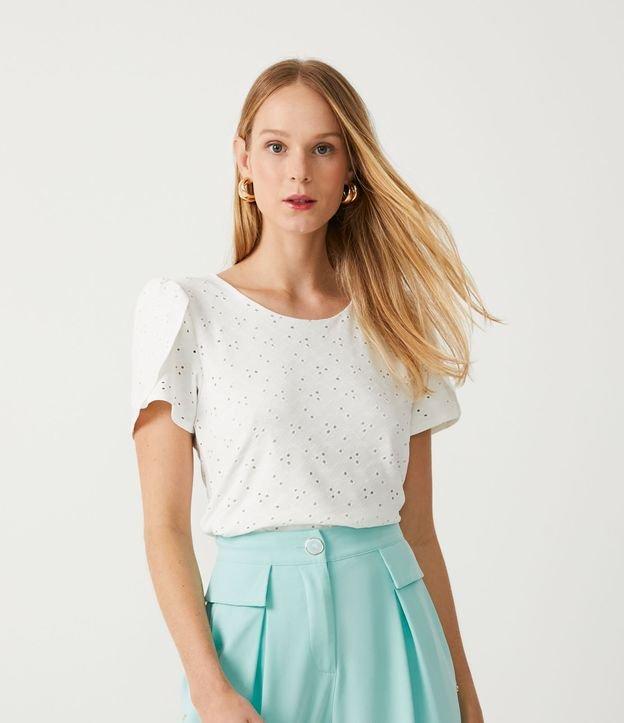 Blusa em Laise com Manga Bufante e Detalhe Sobreposto - 1