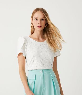 Blusa em Laise com Manga Bufante e Detalhe Sobreposto