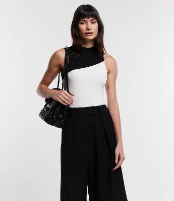 Blusa sem Manga em Ribana com Gola Alta e Bloco de Cor