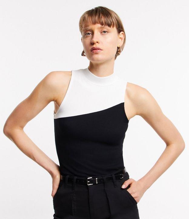 Blusa sem Manga em Ribana com Gola Alta e Bloco de Cor - 1