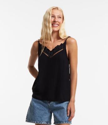 Blusa de Alça em Viscose com Bordado Floral no Decote